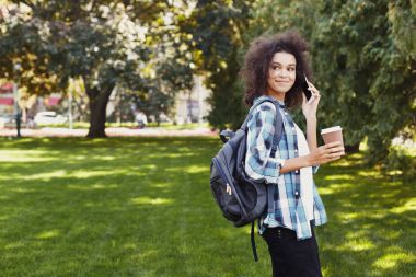 Öğrenci kız mobil kahve fincanı ile konuşmak