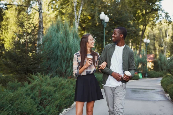 Pareja multiétnica enamorada paseo en parque —  Fotos de Stock