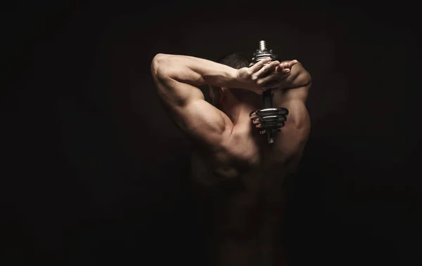 Нерозпізнаний чоловік показує сильні м'язи спини крупним планом — стокове фото