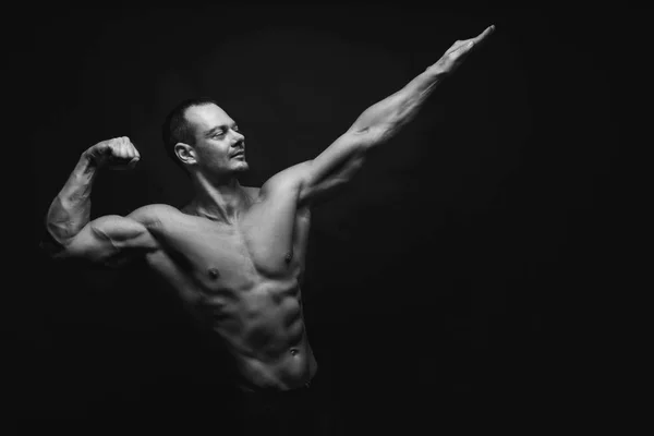 Güçlü atletik adam aidatı çıplak kas vücut — Stok fotoğraf