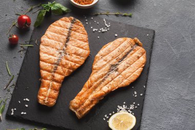 Sulu fileto ızgara üzerinde ızgara somon kırmızı balık