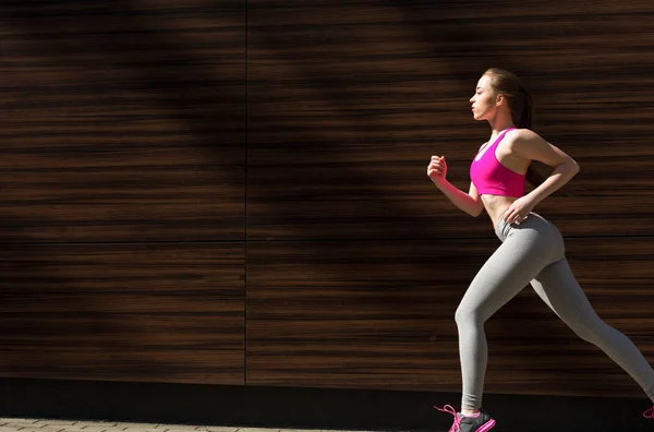 Mujer joven corriendo en el espacio de copia de la ciudad — Foto de Stock