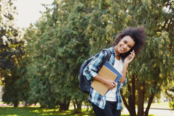 学生女孩在移动的谈话, 拿着笔记本 — 图库照片