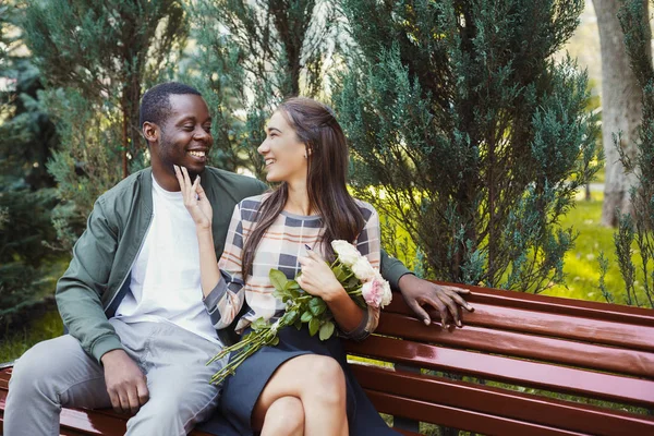 Man geven van bloemen voor zijn prachtige vriendin — Stockfoto