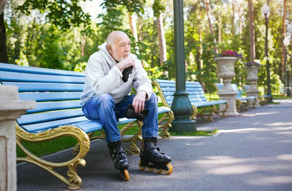 Äldre mannen i rullskridskor utomhus — Stockfoto