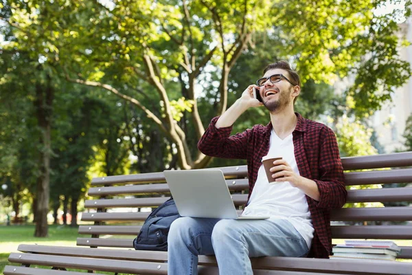 Smiling man talking on mobile phone outdoors — Stock Photo, Image