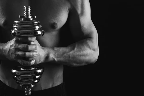 Fuerte atlético hombre con dumbbell muestra desnudo muscular cuerpo — Foto de Stock