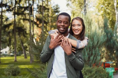 Mutlu çiftimiz parkta sarılma alanı Kopyala