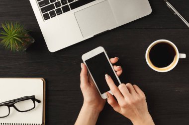 Kadının el smartphone, üstten görünüm kullanma