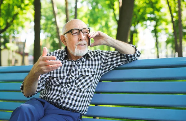 Homme âgé avec mobile à l'extérieur — Photo