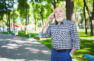 Casual üzerinde mobil açık havada konuşurken komuta sizde gülümseyen