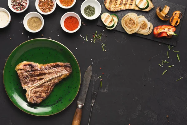 Médio raro grelhado T-Bone Steak closeup — Fotografia de Stock