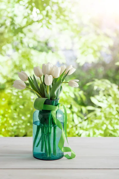 Fondo de flores, tulipanes en el fondo del jardín, espacio de copia —  Fotos de Stock