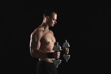Dumbbell aidatı çıplak kas vücut ile güçlü atletik erkek