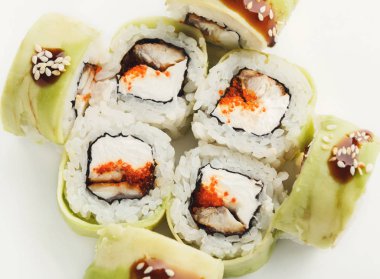 Balık kümesi üzerinde izole beyaz, portre rulo