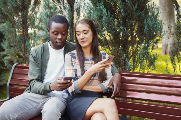 Couple partage de médias dans l'espace de copie smartphone — Photo