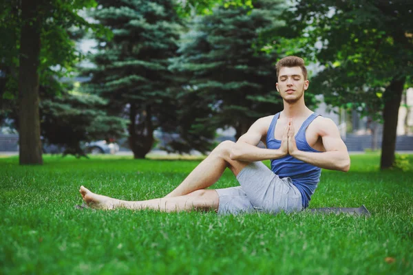 Joven practicando yogaal aire libre — Foto de Stock