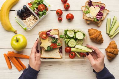 Preapring sağlıklı aperatifler beyaz rustik ahşap üzerine