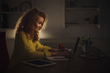 Geç akşam kadar laptop evde çalışma serbest meslek