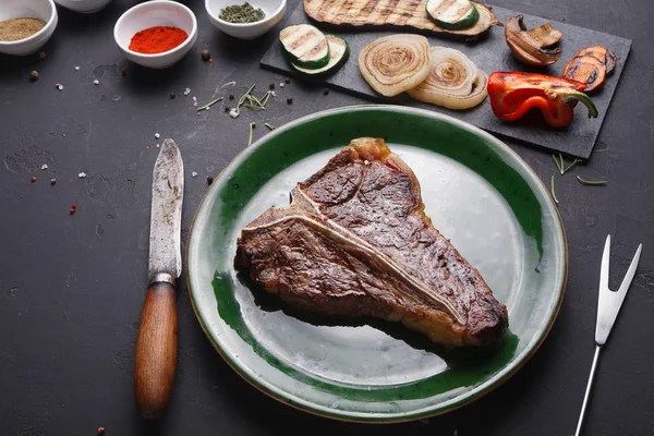 Medium rare Grilled T-Bone Steak closeup — Stock Photo, Image