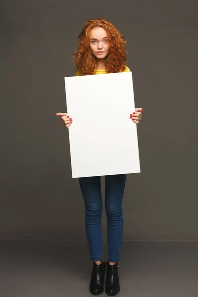 Молода щаслива жінка з чистим білим папером — стокове фото