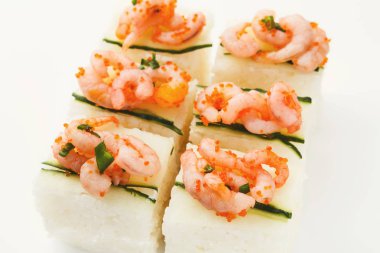 Set üstteki peynir ve karides ile rulo, izole