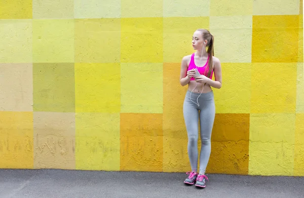 Mujer elegir la música para escuchar durante el entrenamiento — Foto de Stock