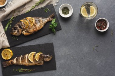 Dorado ve deniz levreği tablosundaki bütün ızgara