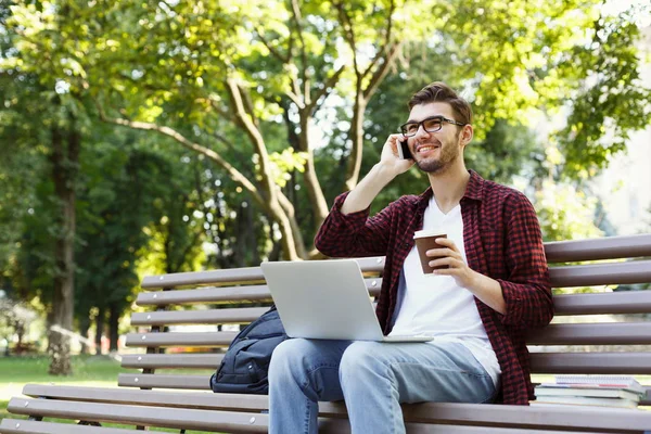 Sorrindo homem falando no telefone celular ao ar livre — Fotografia de Stock