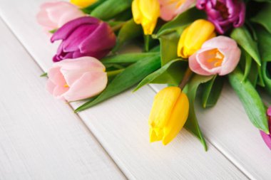 Parlak Lale buketi Beyaz ahşap arka planda, kopya alanı