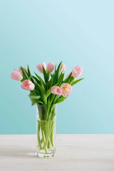 Różowe tulipany bukiet na niebieskim tle — Zdjęcie stockowe