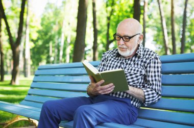 Yaşlı adam açık havada rahat okuma