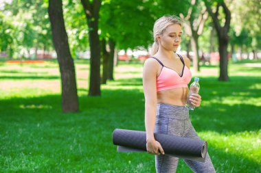 Yoga eğitim sonrası yorgun kadın