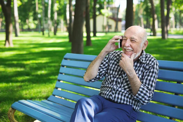 Senior férfi mobil szabadban — Stock Fotó