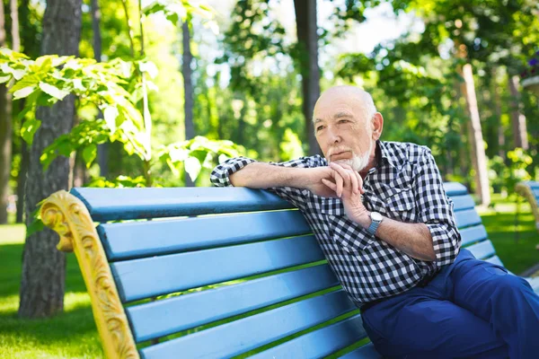 Pensativo hombre mayor al aire libre —  Fotos de Stock
