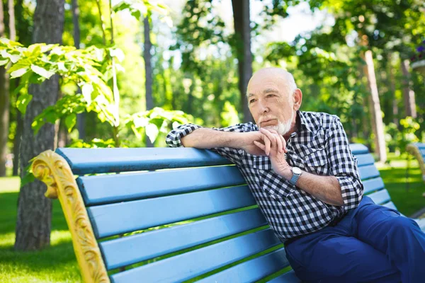 Pensif homme âgé à l'extérieur — Photo