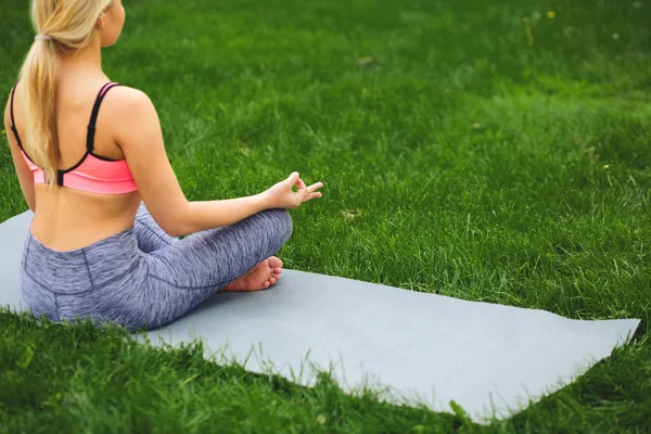 Mujer joven al aire libre, relajar la meditación pose — Foto de Stock