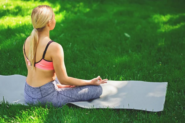 Молодая женщина на открытом воздухе, расслабиться медитации позы — стоковое фото