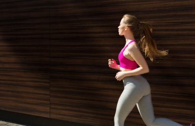 Şehir kopya alanı içinde çalışan genç kadın