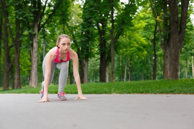 Sportif kadın eğitim açık havada, başlangıç konumu içinde oturan