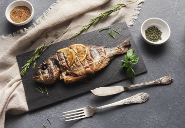 Bütün tablo limon dilimleri ile dorado ızgara
