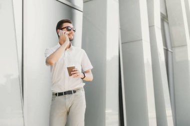 telefonda konuşurken kendinden emin iş adamı