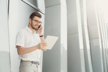 Genç işadamı açık havada belgelerle çalışma