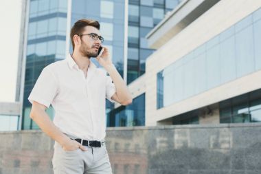 telefonda konuşurken kendinden emin iş adamı