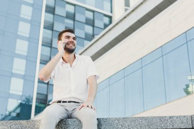 telefonda konuşurken kendinden emin iş adamı