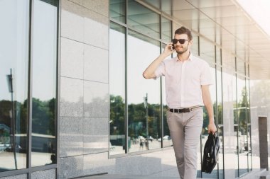 telefonda konuşurken kendinden emin iş adamı
