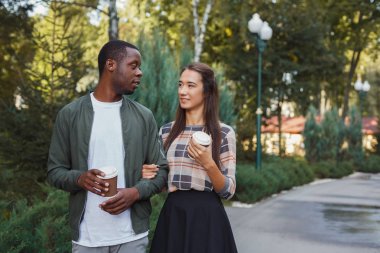 Çok ırklı kaç aşk içinde Parkta yürümek