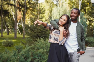 Mutlu çiftimiz parkta sarılma alanı Kopyala