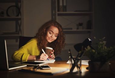 Gülümseyen kadın evde geç akşam kadar çalışma