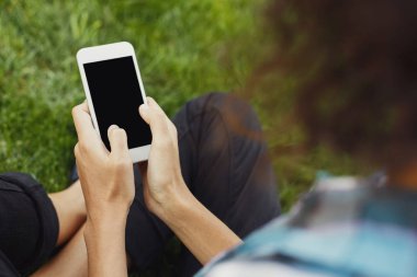 Tanınmayan kadın parkta Smartphone kullanarak